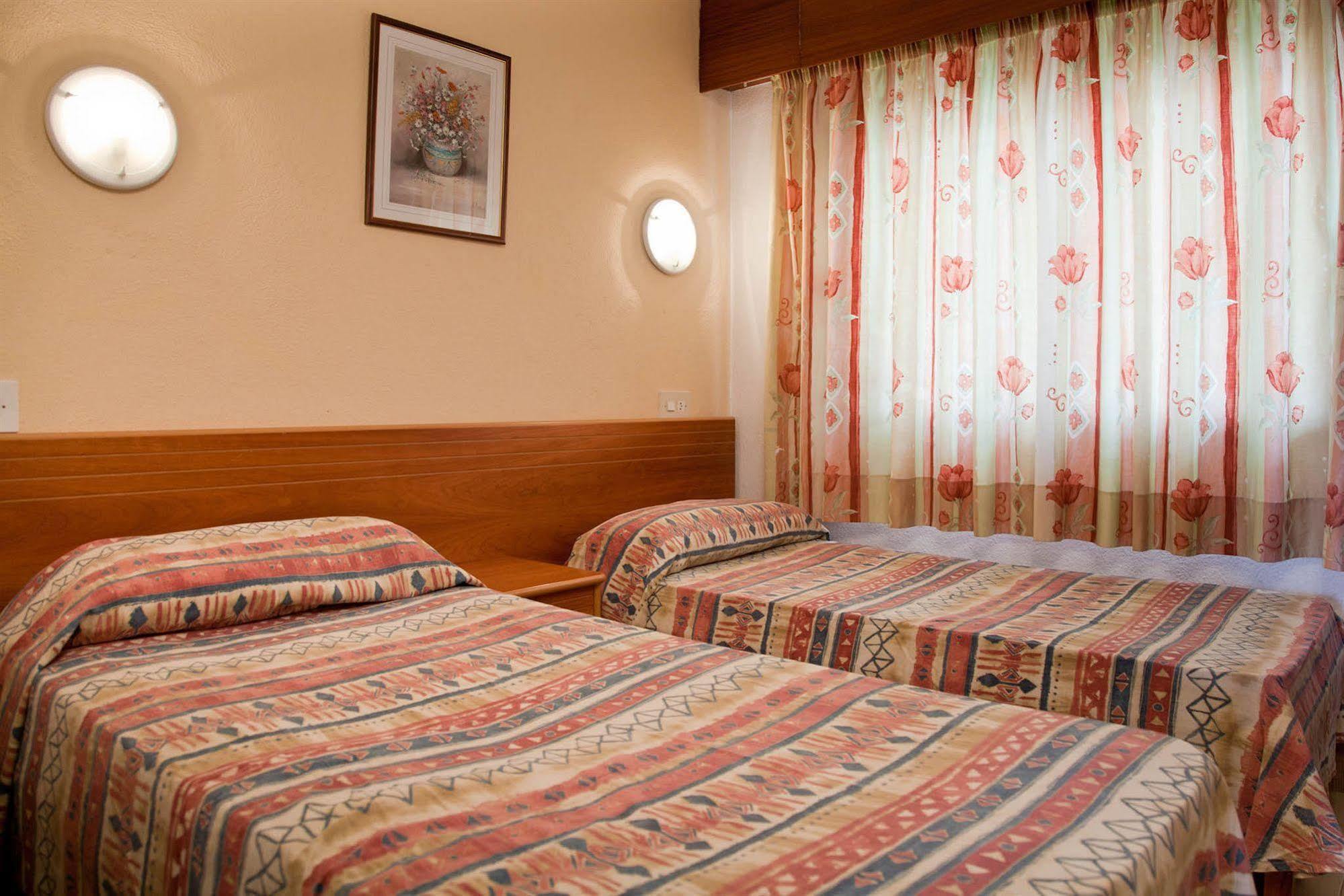 Apartamentos Mira Mola Figueretas Bagian luar foto